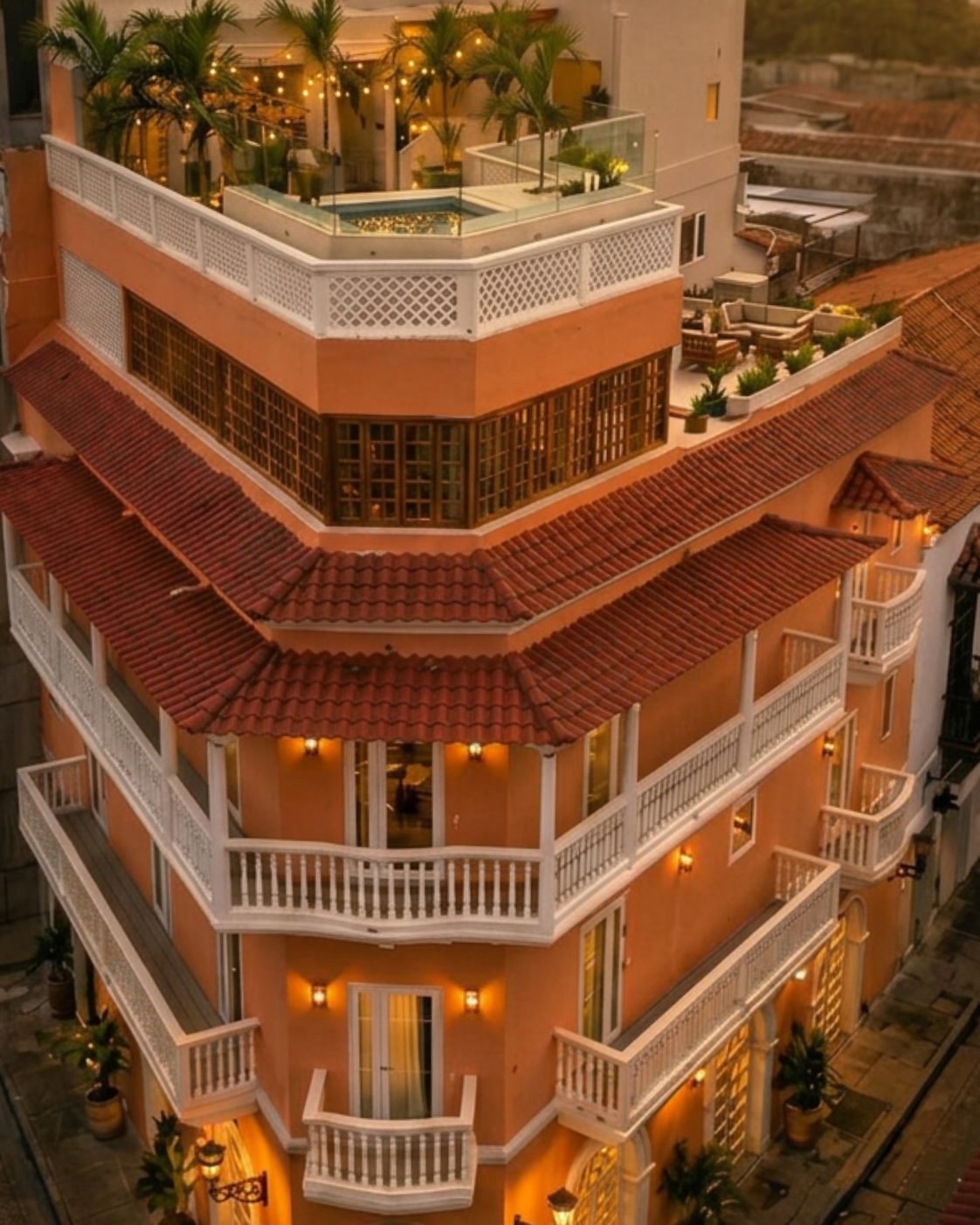 Fachada colonial e terraço da Casa Maya Cartagena ao entardecer