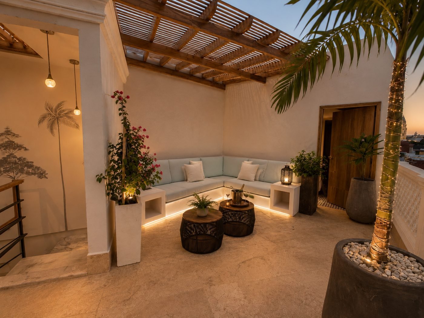 Jacuzzi y zona de descanso en la azotea de Casa Maya Cartagena