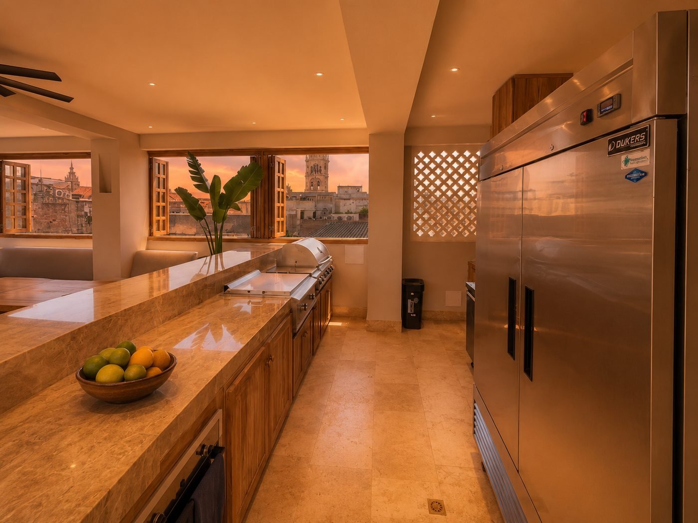 Cocina completa con vistas al centro histórico en Casa Maya Cartagena
